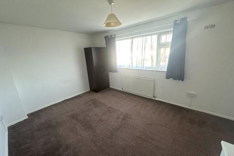 2 bedroom terraced house to rent, Stuart Way, Staines-upon-Thames, TW18