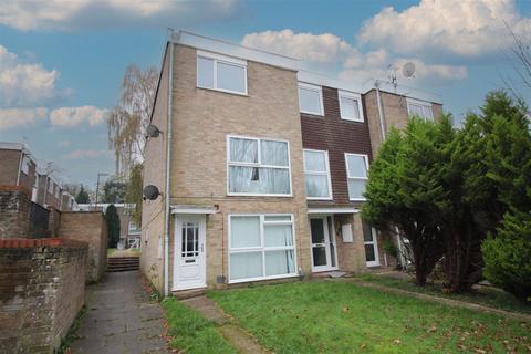 2 bedroom maisonette to rent, Hyde Heath Court, Crawley