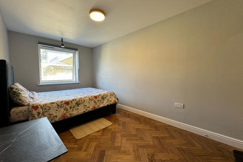 2 bedroom apartment to rent, Cline Road, Bounds Green, North london, N11