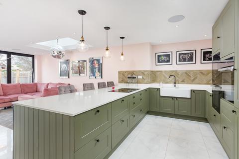 12 Read Road, Ashtead, KT21 2HS