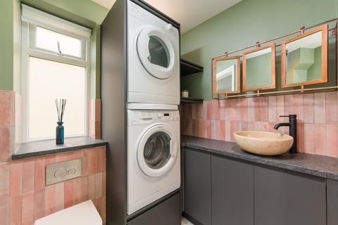 12 Read Road, Ashtead, KT21 2HS