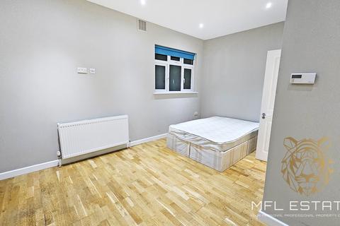 Studio to rent, Eltham High Street, London SE9