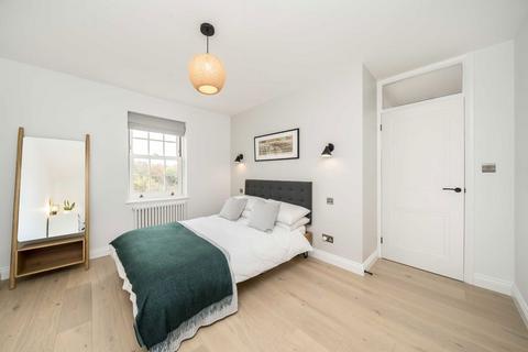 4 Hogarth Way, Hampton, TW12 2EL