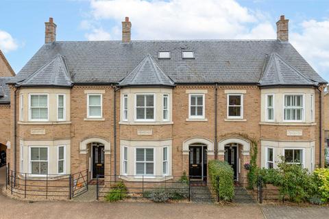 4 bedroom terraced house for sale, Nightingale Way, Fairfield SG5 4FN