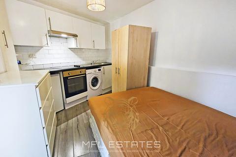 Studio to rent, Lee High Road, London SE13