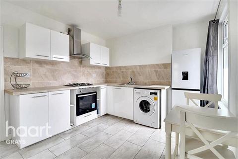 3 bedroom terraced house to rent, London Road, Grays RM20