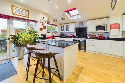 3 bedroom end of terrace house for sale, Wilkes Avenue, Hucclecote, Gloucester