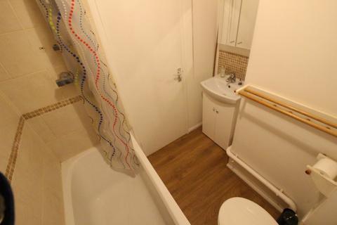 1 bedroom flat to rent, Percy Gardens, Worcester Park KT4