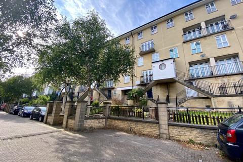 3 bedroom flat to rent, Saffron Court