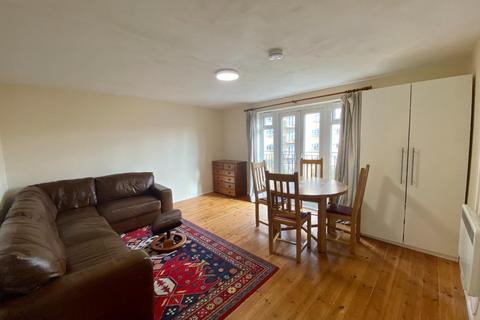 3 bedroom flat to rent, Saffron Court