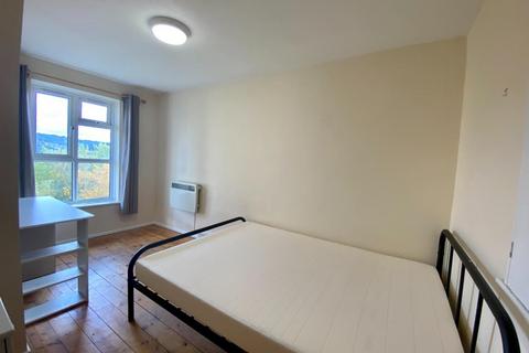 3 bedroom flat to rent, Saffron Court