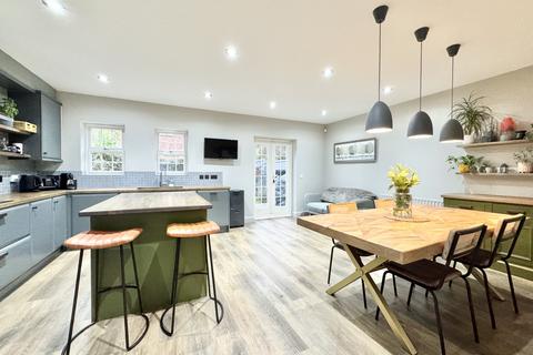 40 Azalea Close, London Colney, St Albans, AL2 1UA