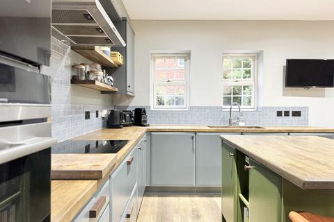 40 Azalea Close, London Colney, St Albans, AL2 1UA