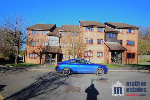 2 bedroom flat for sale, Tudor Close, Hatfield