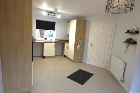 3 bedroom end of terrace house to rent, 27 Birchfield Way