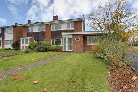 3 bedroom semi-detached house to rent, The Meads, Tring