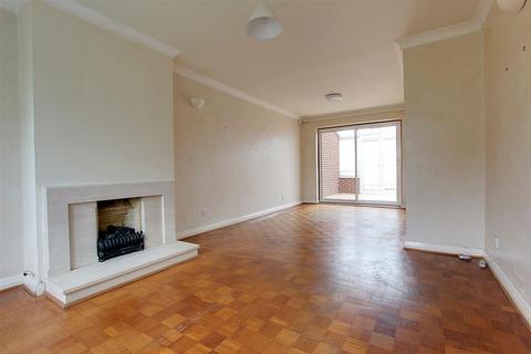 3 bedroom semi-detached house to rent, The Meads, Tring