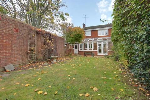 3 bedroom semi-detached house to rent, The Meads, Tring