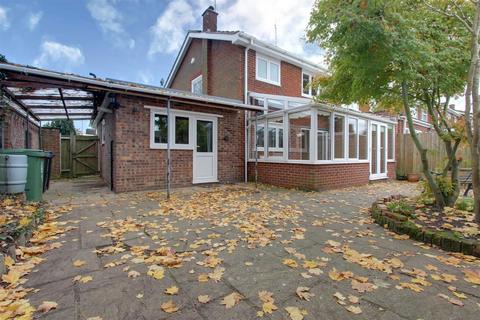 3 bedroom semi-detached house to rent, The Meads, Tring