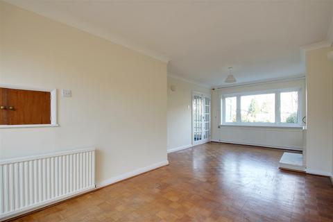 3 bedroom semi-detached house to rent, The Meads, Tring