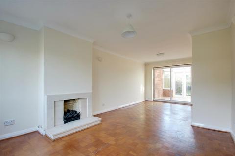 3 bedroom semi-detached house to rent, The Meads, Tring