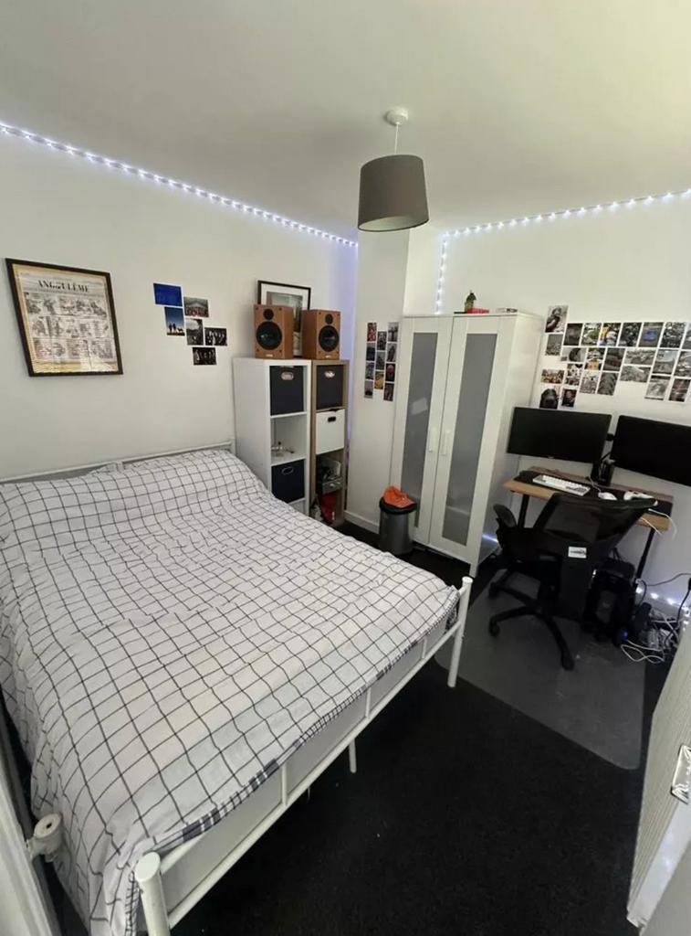 A cozy double bedroom featuring a spacious layo...