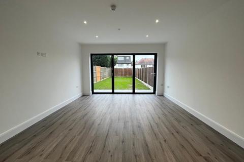 5 bedroom flat to rent, Silverdale Road, Bushey WD23