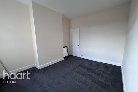 4 bedroom terraced house to rent, Moreton Road South, Luton