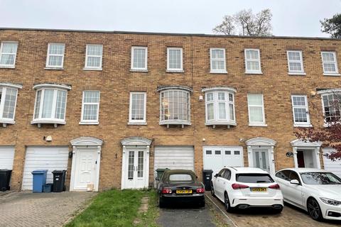 3 bedroom townhouse to rent, Hawthorns, Woodford Green, IG8