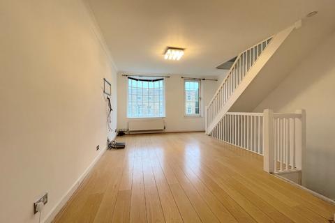 3 bedroom townhouse to rent, Hawthorns, Woodford Green, IG8