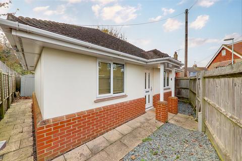 1 bedroom detached bungalow to rent, Penfold Road, Worthing, BN14