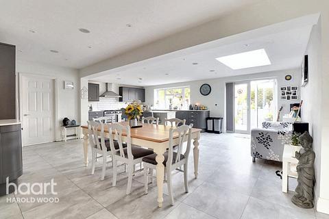 41 Ravensbourne Crescent, Romford, RM3 0UD