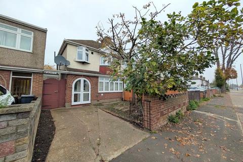 Staines Road, Feltham, TW14