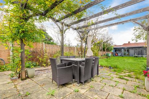 33 Ruskin Drive, Worcester Park, KT4 8LG