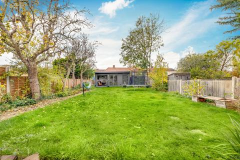 33 Ruskin Drive, Worcester Park, KT4 8LG