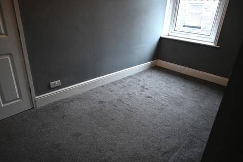 2 bedroom end of terrace house to rent, Eelholme View Street, Keighley BD20