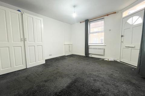 Studio to rent, Williams Street RM17