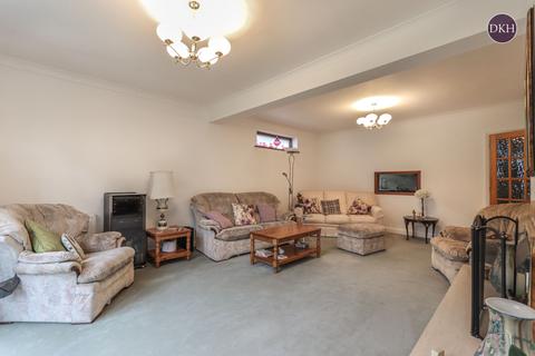 3 bedroom bungalow for sale, Rosecroft Drive, Hertfordshire WD17