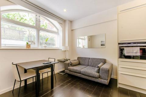 Studio to rent, Drummond Way, Islington, London, N1