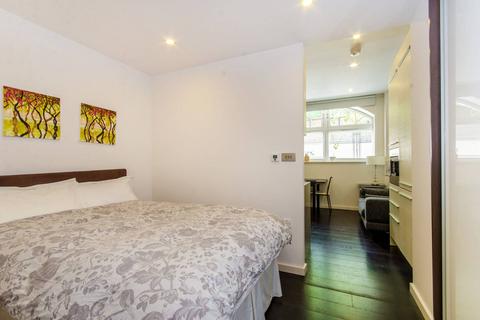 Studio to rent, Drummond Way, Islington, London, N1