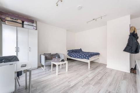 Studio to rent, Uxbridge Road, Shepherd's Bush, London, W12