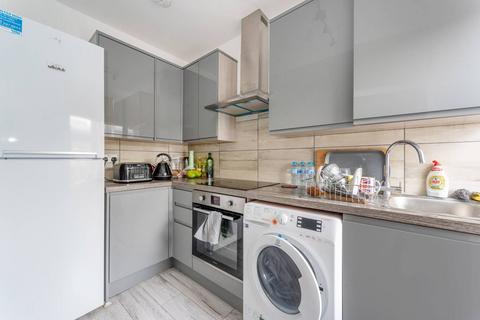 Studio to rent, Uxbridge Road, Shepherd's Bush, London, W12