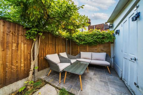 15 Warren Road, London, SW19 2HY