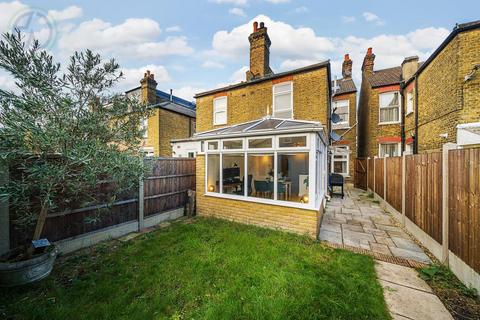 15 Warren Road, London, SW19 2HY