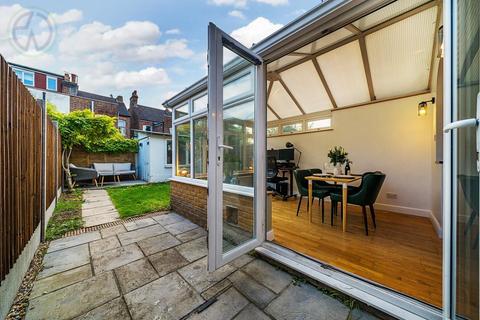 15 Warren Road, London, SW19 2HY