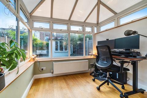 15 Warren Road, London, SW19 2HY
