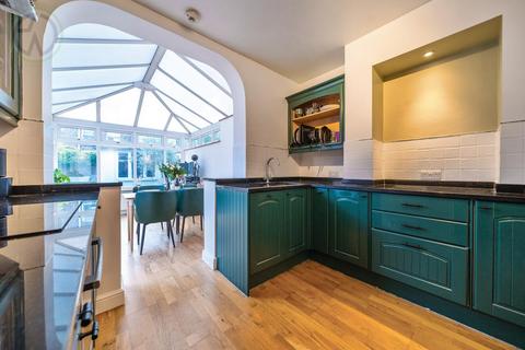 15 Warren Road, London, SW19 2HY
