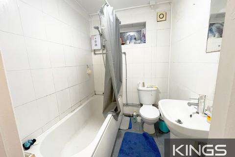 3 bedroom flat to rent, Broadlands Road