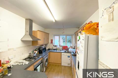 5 bedroom semi-detached house to rent, Blenheim Gardens, Southampton