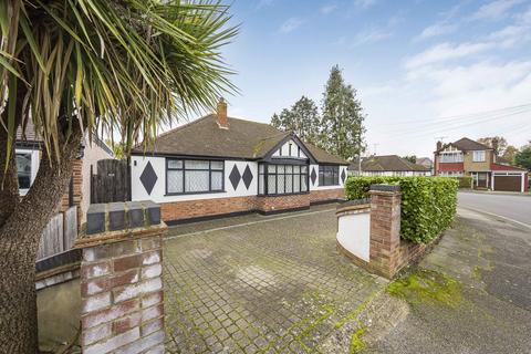 3 bedroom detached bungalow to rent, Collins Drive, Ruislip HA4